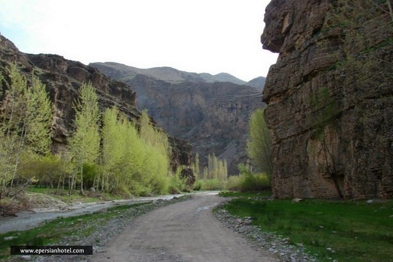کوه های صخره ای در دره ال مشهد